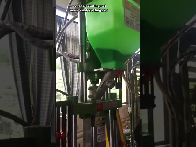 15噸自動立式射出成型機｜電源插頭與細線塑膠製品高效生產