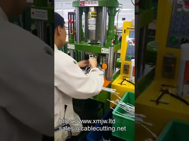250噸高速立式射出成型機｜PVC電線插頭包覆成型專用機